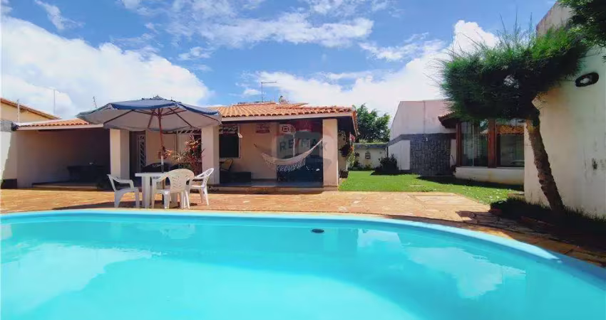 Oportunidade única: casa dos sonhos a poucos passos da praia, desfrute do melhor que a vida tem a oferecer com esta magnífica propriedade.