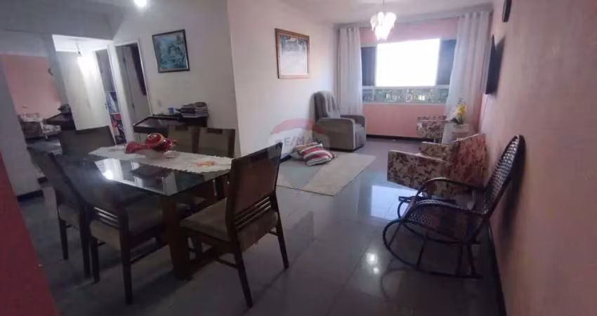 Apartamento em andar alto no condomínio praias do méxico, bairro: ponto novo.