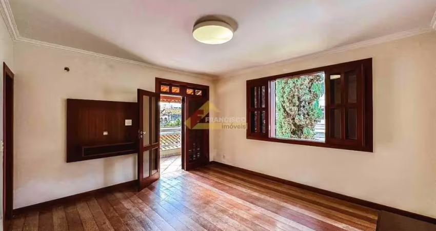 Casa clássica de alto padrão à venda na região central!