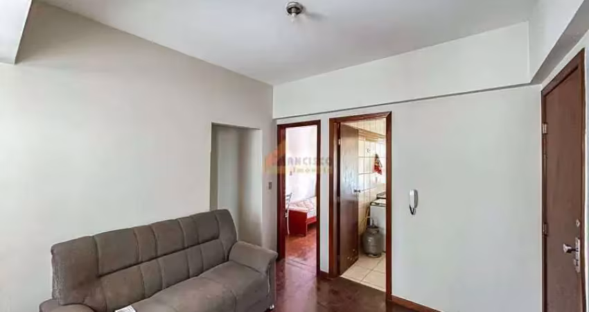 Apartamento mobilhado, 02 quartos, 01 suíte, 01 vaga de garagem.