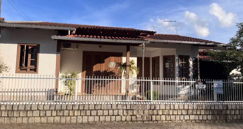 Casa para Venda em Brusque, ÁGUAS CLARAS, 4 dormitórios, 1 suíte, 4 banheiros, 2 vagas