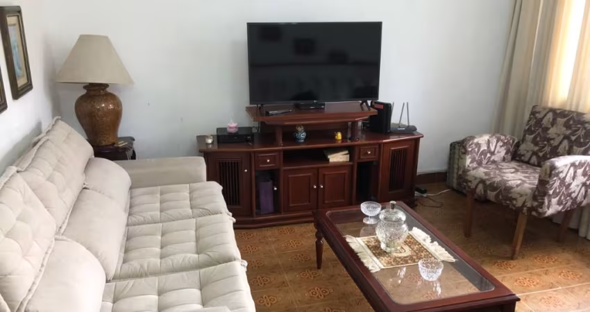 Oportunidade Imperdível em Santos! 2 Casas em um Só Terreno!