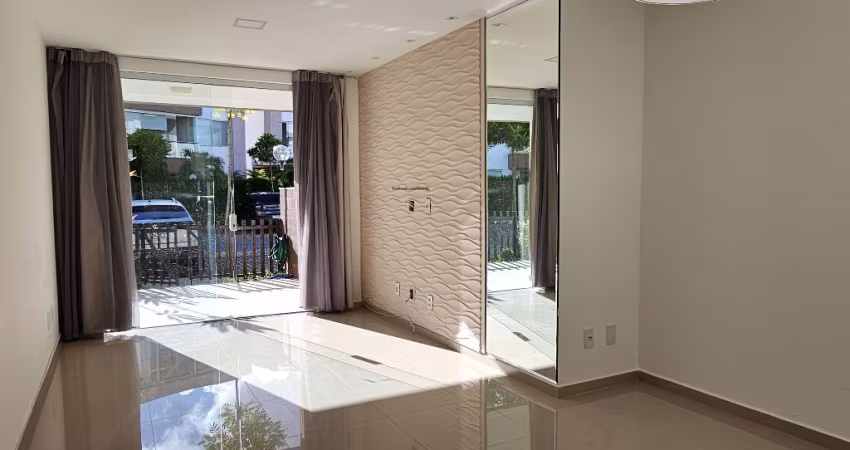 Térreo com Jardim e Área Privativa em Buraquinho – 3 Quartos, Suíte com Closet e 2 Vagas!