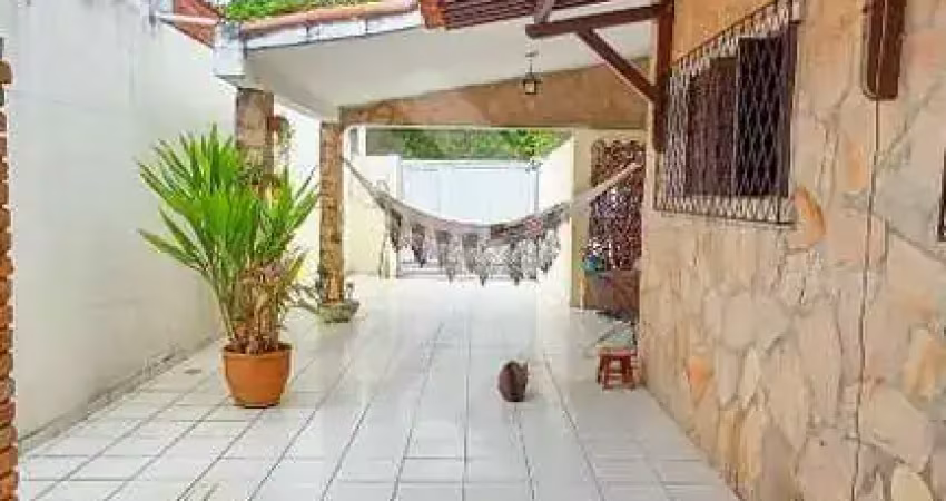 Casa mobiliada em ponta negra – 2 quartos com 1 suíte, garagem e perto da praia!