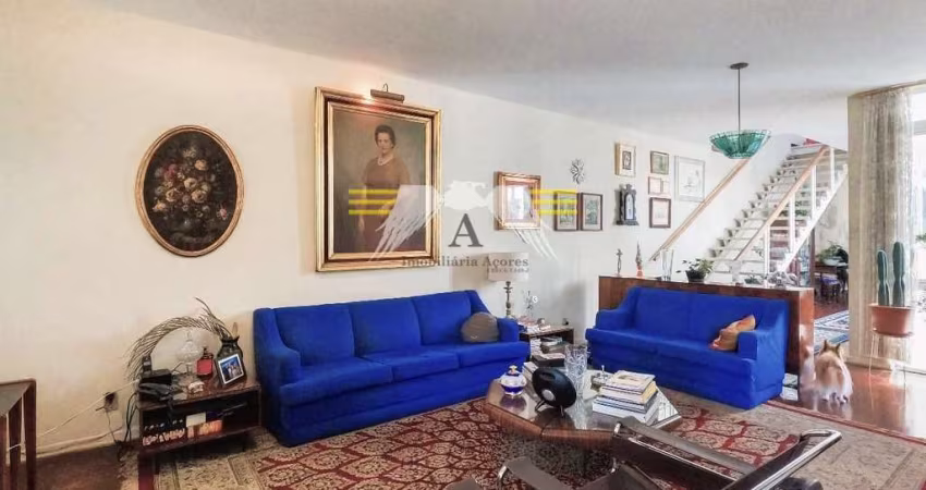 Sobrado    à    venda,    400 m² ,    4 Quartos ,    3 salas ,    localizado   na   região   do