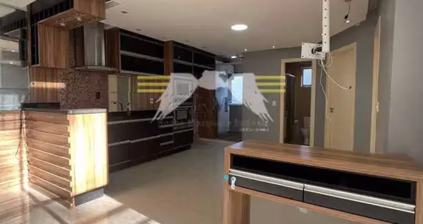 Apartamento com 2 dormitórios e armários completos na cozinha, quarto de casal e lavanderia a venda
