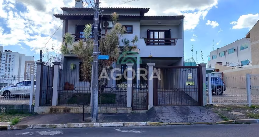 Lindo Sobrado com 03(três) dormitórios, sendo 01(uma) suíte, localizado no bairro Moinhos de Vento