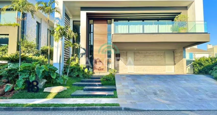 Sobrado luxuoso mobiliado em condomínio fechado de alto padrão.
