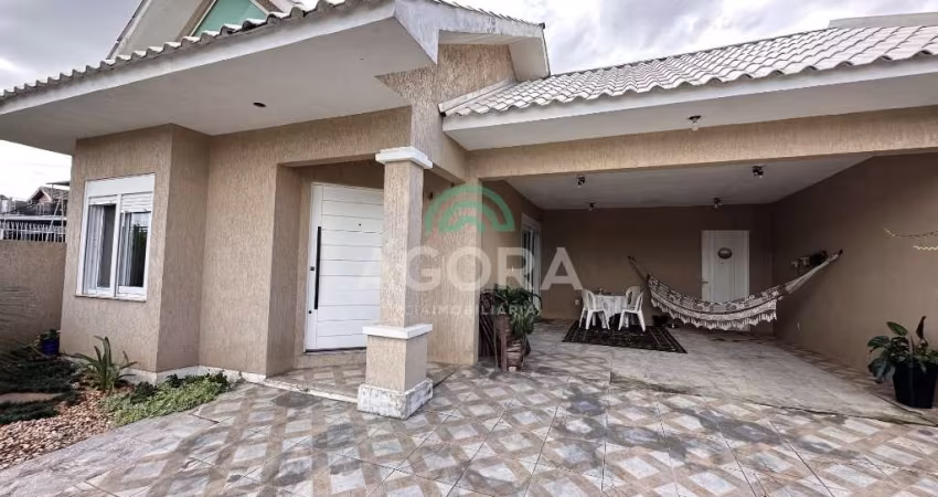 Casa térrea com 3 dormitórios sendo 2 suítes, localizada no bairro Niterói em Canoas.
