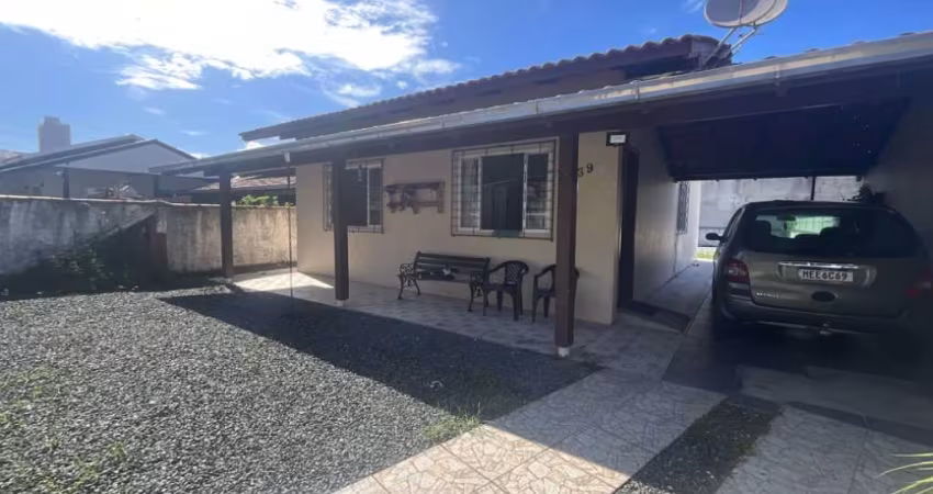 Casa com 03 dormitórios em Piçarras