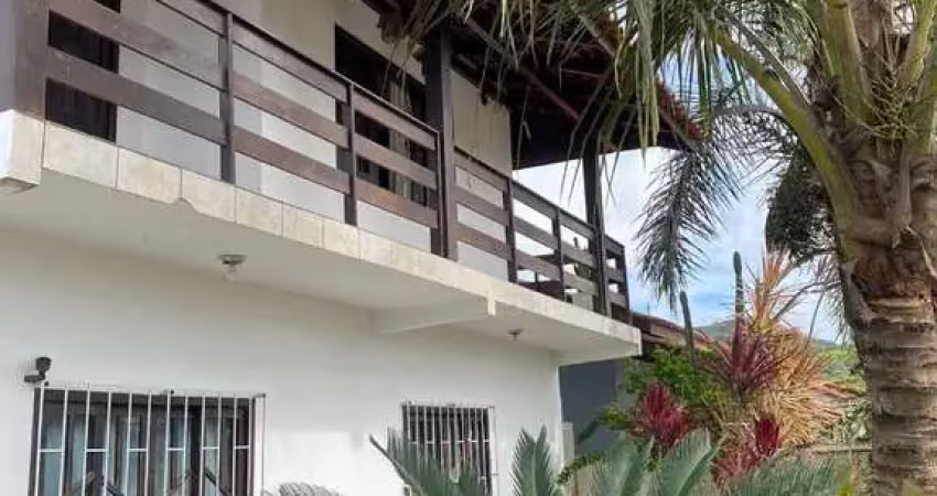 Sobrado no centro de penha - localização privilegiada e próximo à praia!