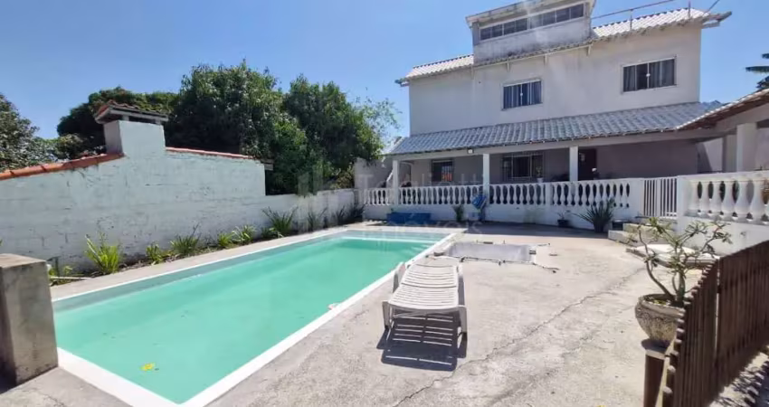 Linda casa triplex em iguabinha, próxima a escola, igreja e padaria.