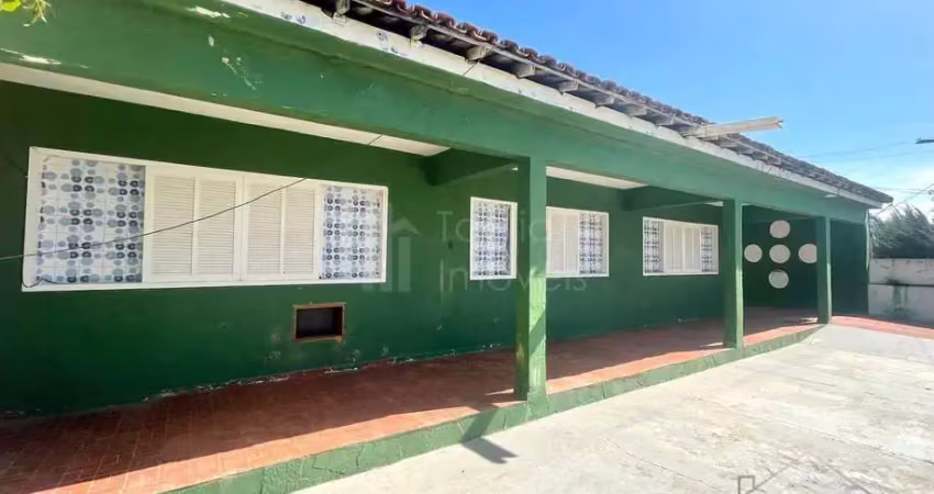 Casa à venda com 03 quartos em frente à lagoa em praia seca