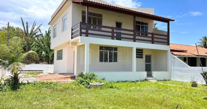 Casa com 03 quartos em frente à lagoa em praia seca
