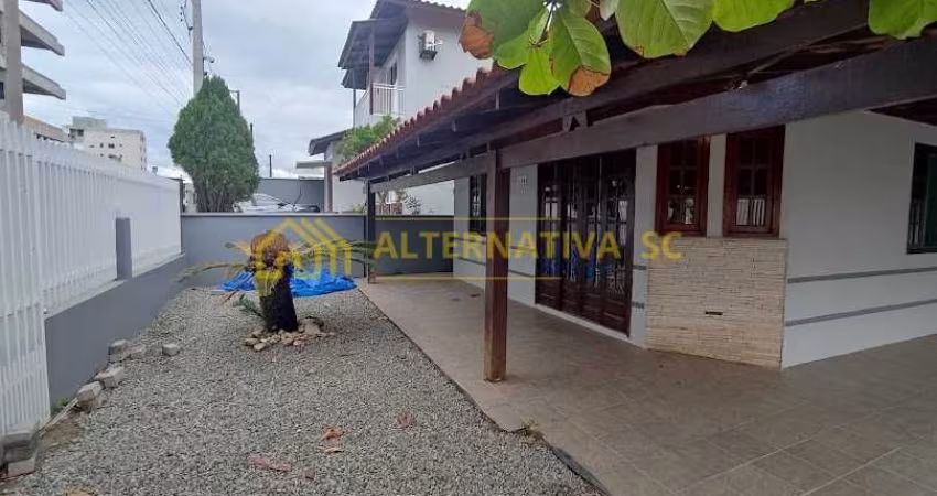 Casa para locação anual com 3 quartos sendo 01 suíte em Itacolomi, Balneário Piçarras
