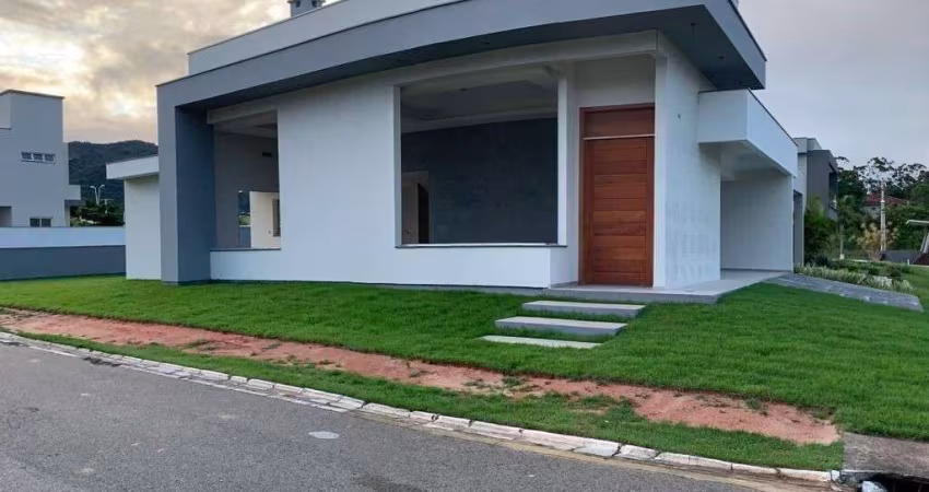 Casa de Alto Padrão, com 204,94m² de área construída em condomínio fechado, a 6 Km da Praia dos Ingleses - Florianópolis/SC.  Terreno de Esquina no condomínio - excelente posição solar (face norte).