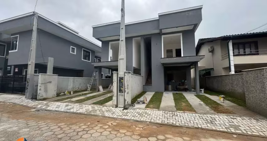 Sobrado com 129m² à aproximadamente 2,5km da praia dos ingleses.