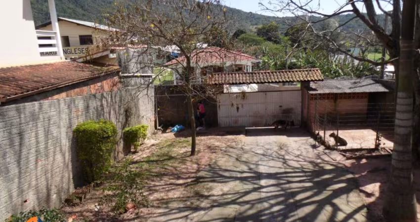 Terreno com 697m² á aproximadamente 3 km da Praia dos Ingleses