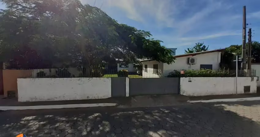 Uma casa mais dois kitnets pra locação anual no Rio Vermelho Florianópolis