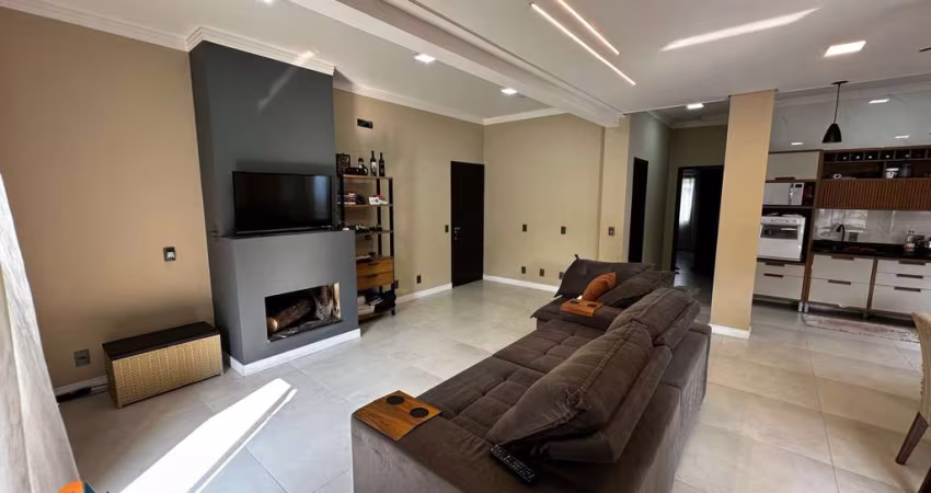 Casa com 100m² á aproximadamente 500 metros da Praia dos Ingleses.