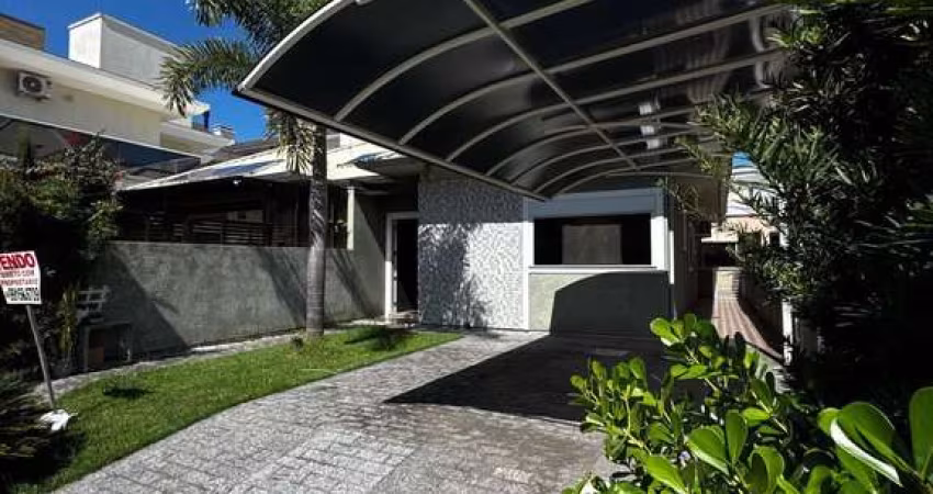 Casa com 115m² á aproximadamente 1,2km da Praia da Cachoeira do Bom Jesus.