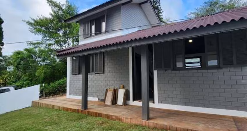 Casa Chalé em condomínio, localizado aproximadamente 3,5km da Praia dos Ingleses, Florianópolis/SC.