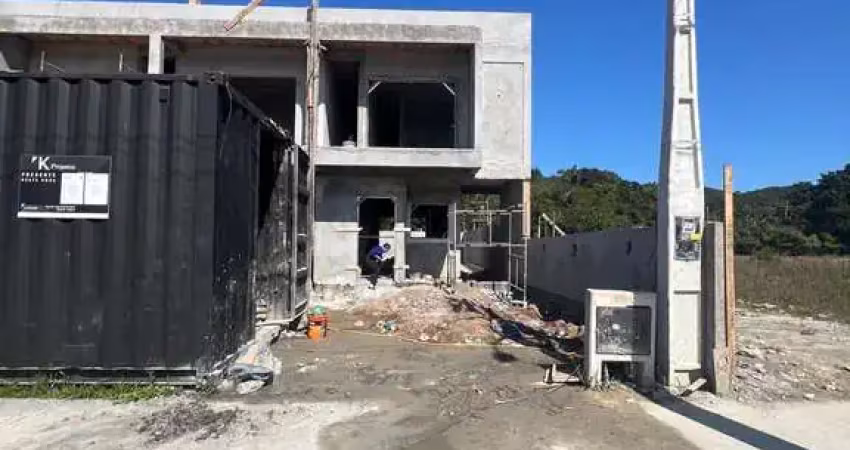 Sobrado padrão com escritura pública, localizado em loteamento bem localizado com fácil acesso as principais praias do norte da ilha, florianópolis/sc.