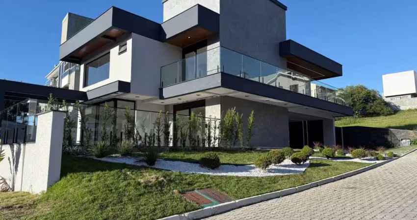 Casa alto padrão em condomínio fechado, localizada a 100 metros da praia dos ingleses, florianópolis/sc.