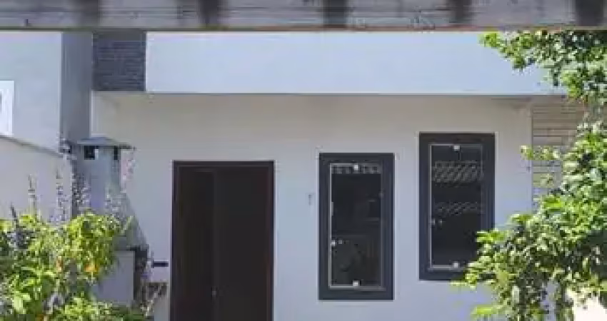 Sobrado padrão com 85m² á aproximadamente 9 km da praia dos ingleses.