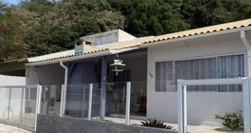 Casa mobiliada com apartamento nos fundos, á aproximadamente 300 metros da praia dos ingleses;