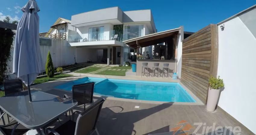 MARAVILHOSA CASA NA ENSEADA. COM FINO ACABAMENTO E ÁREA DE LAZER.
