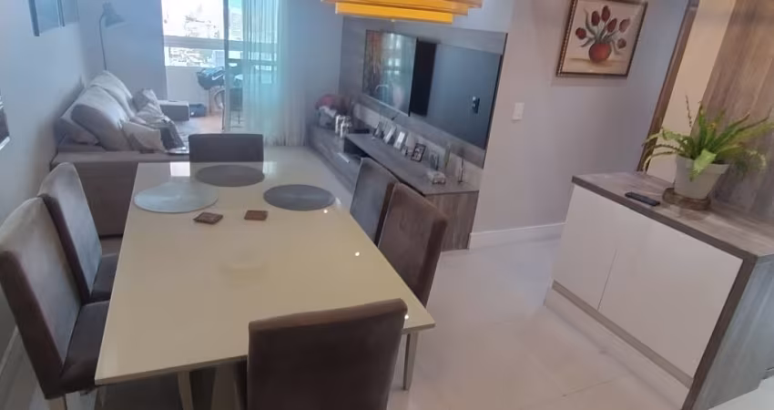 2 dormitórios sendo 1 suite