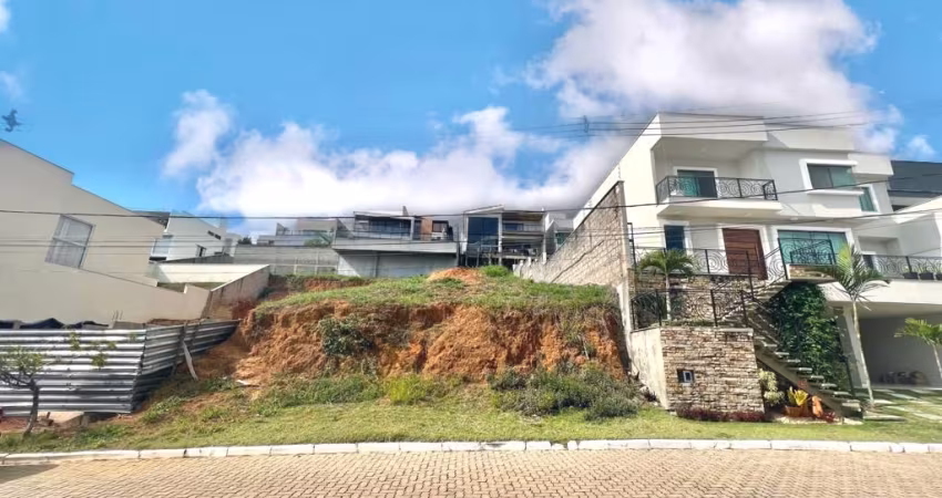 Terreno em aclive, no Condomínio Via do Sol.