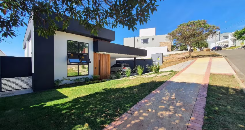 Esta bela casa linear possui um projeto bem elaborado, no Residencial Alvim.