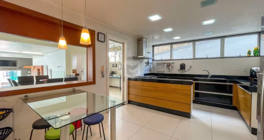 Essa casa é para quem busca uma total integração entre os ambientes!! Cada detalhe foi pensado com muita inteligência! Integração total entre a sala, cozinha e espaço gourmet , proporcionando um excel