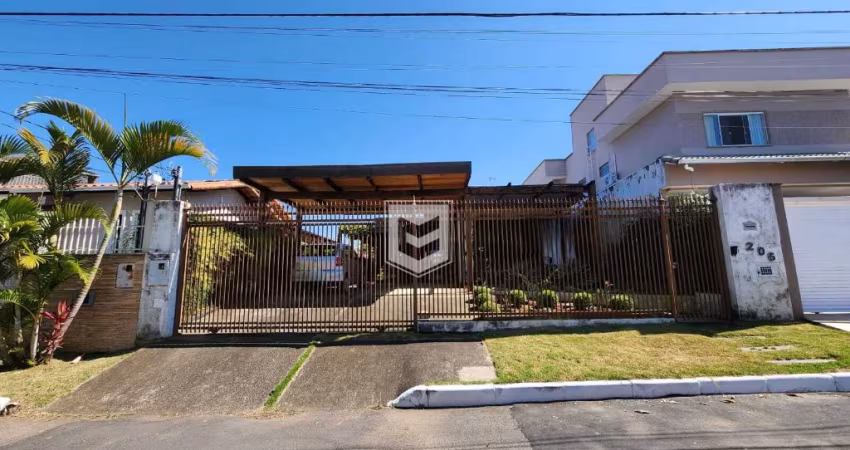 Casa confortável linear com 02 suítes no Alto dos Pinheiros