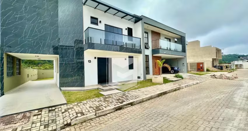 Casa duplex em Condomínio fechado