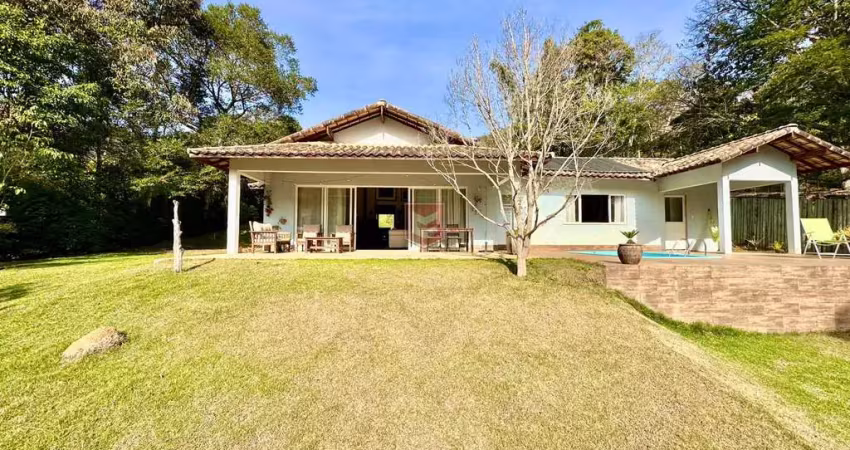 Charmosa casa estilo granja em terreno de 3000 m2 que proporciona conforto, lazer e contato com a natureza