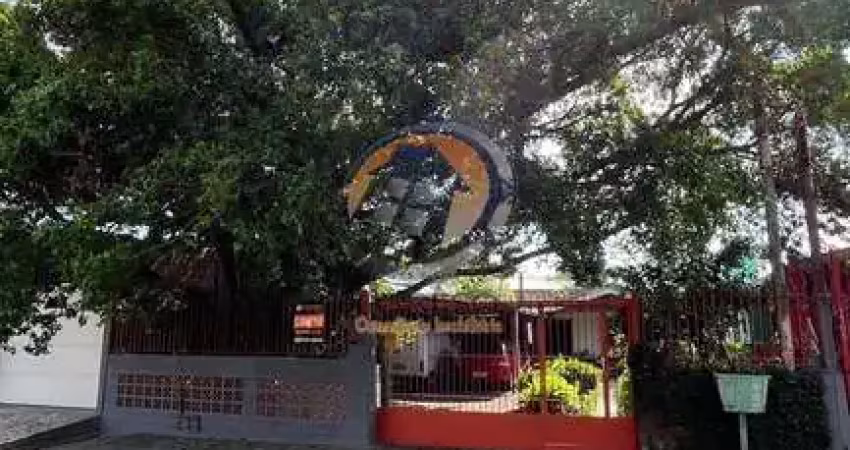 EXCELENTE CASA DE ALVENARIA COM PÁTIO AMPLO EM LOCALIZAÇÃO PRIVILEGIADA