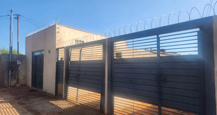 Terreno com 3 imóveis.  2 casas e 1 salão
