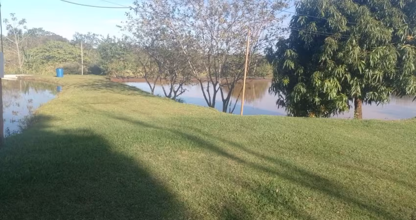 Linda Chacara. 15 km do Dentran. Saída Rochedo.