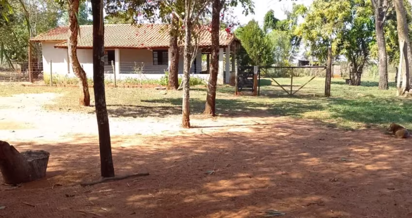 Chacara com 9.5 hectares.  casa com 2 aptos.  nascente. pomar