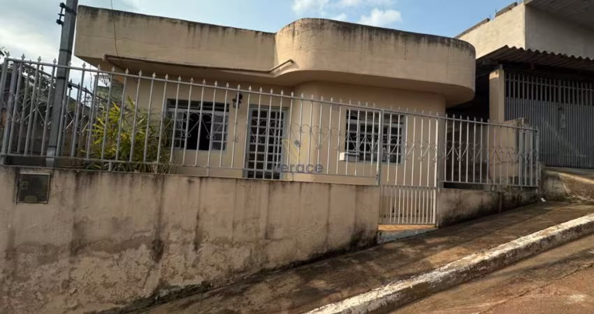 Casa à venda no centro por R$370.000 -  Ouro Branco