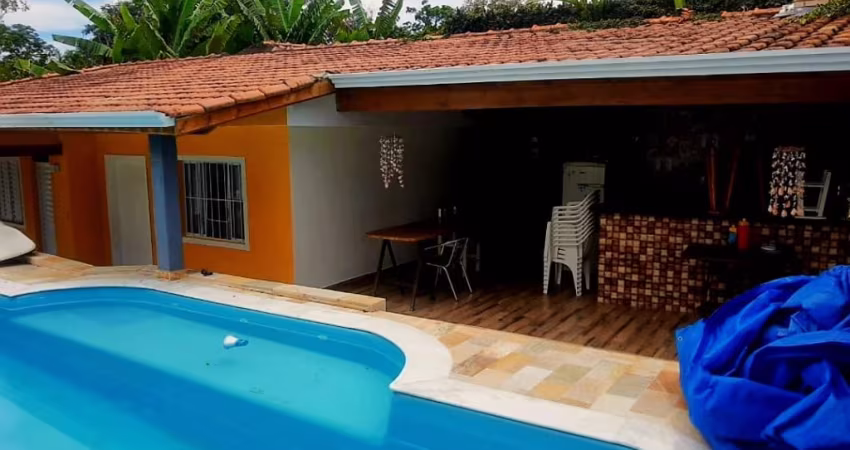 CASA COM 05 QUARTOS, PISCINA E GARAGEM.
