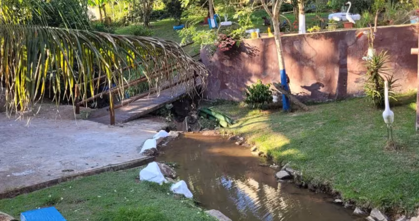 Linda chácara em arujá com casa ampla, muito verde e segurança.
