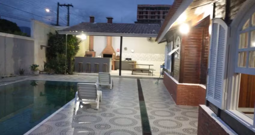 Casa grande  com 4 quartos piscina  churrasqueira na praia de indaiá em caraguatatuba sp