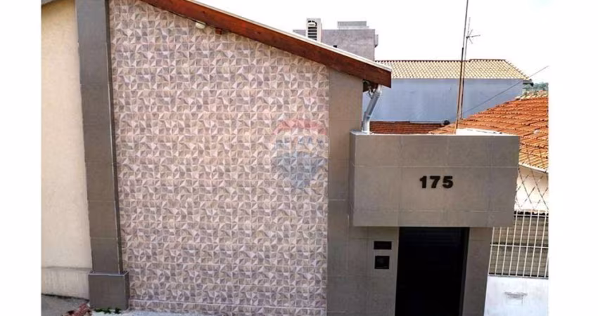 Casa térrea à venda na Vila Rio Branco próxima ao Maxi Shopping em Jundiaí com 2 dormitórios.