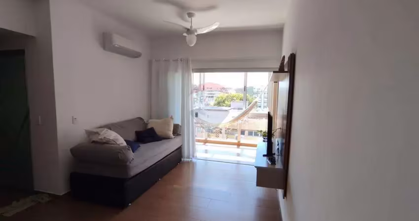 Apartamento à venda na Praia do Forte, Cabo Frio – Reformado, 2 quartos e varanda