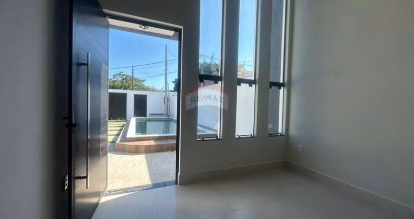 Casa em condomínio três quartos uma suíte e piscina.