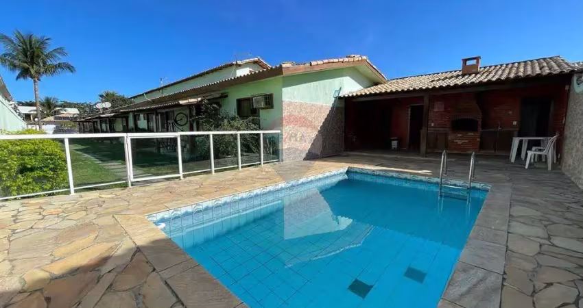 Casa de Condomínio com dois dormitórios e piscina à venda no Peró, Cabo Frio